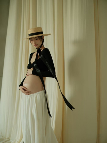 Rasedate fotostuudio riietus — seelikukostüüm pikkade varrukatega, polüesterkangas, peamine kiud 90–95% polüestrist, keskmise pikkusega seelik