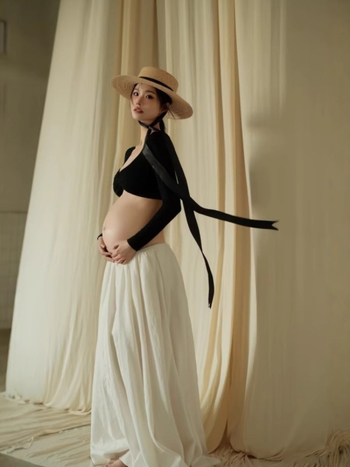 Rasedate fotostuudio riietus — seelikukostüüm pikkade varrukatega, polüesterkangas, peamine kiud 90–95% polüestrist, keskmise pikkusega seelik
