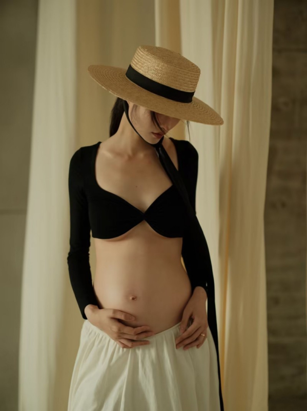 Rasedate fotostuudio riietus — seelikukostüüm pikkade varrukatega, polüesterkangas, peamine kiud 90–95% polüestrist, keskmise pikkusega seelik