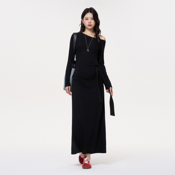 Rasedate sügisel kleit, pikkade varrukatega, poolkõrge kaelusega, A-liiniga pikk seelik, villa-viskoossegu 30–50%.