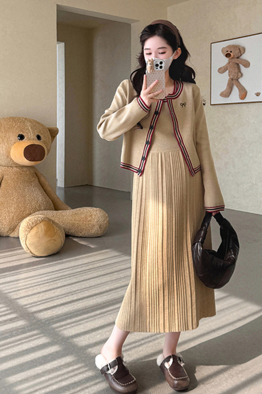 Tehotenský dvojdielny set: dlhé rukávy, pletený materiál z akrylu a spandexu (30–50% akrylu, pod 30% spandexu), stredne dlhá sukňa, 2025.