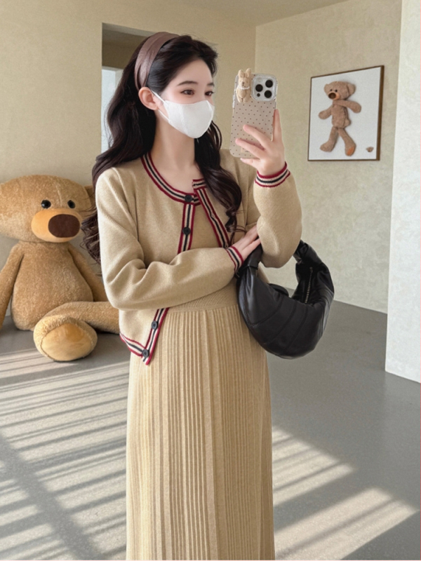 Tehotenský dvojdielny set: dlhé rukávy, pletený materiál z akrylu a spandexu (30–50% akrylu, pod 30% spandexu), stredne dlhá sukňa, 2025.