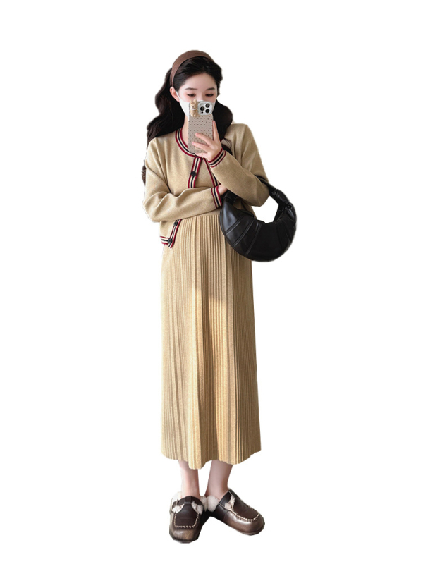 Tehotenský dvojdielny set: dlhé rukávy, pletený materiál z akrylu a spandexu (30–50% akrylu, pod 30% spandexu), stredne dlhá sukňa, 2025.