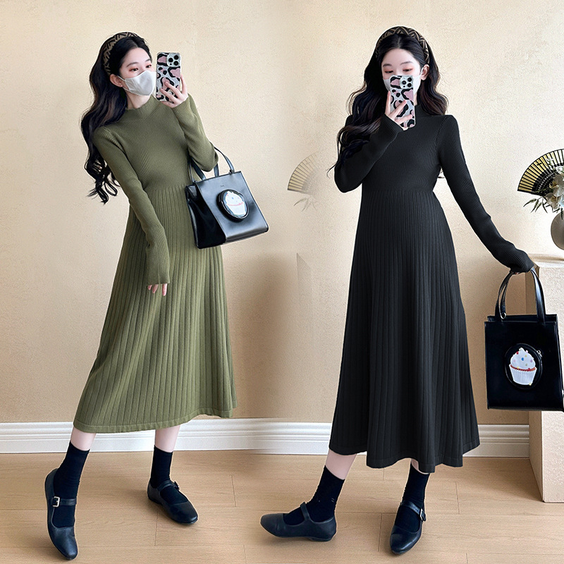 Rasedatele mõeldud sügis-talvine kootud kleit poole kõrgema kaelaga ja pikkade varrukatega