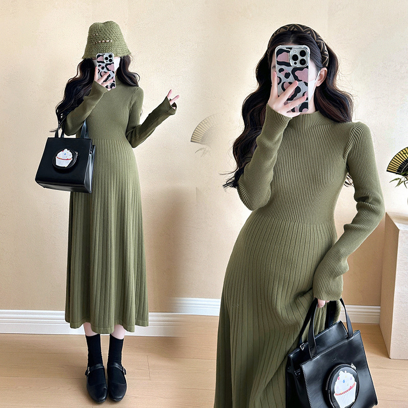 Rasedatele mõeldud sügis-talvine kootud kleit poole kõrgema kaelaga ja pikkade varrukatega