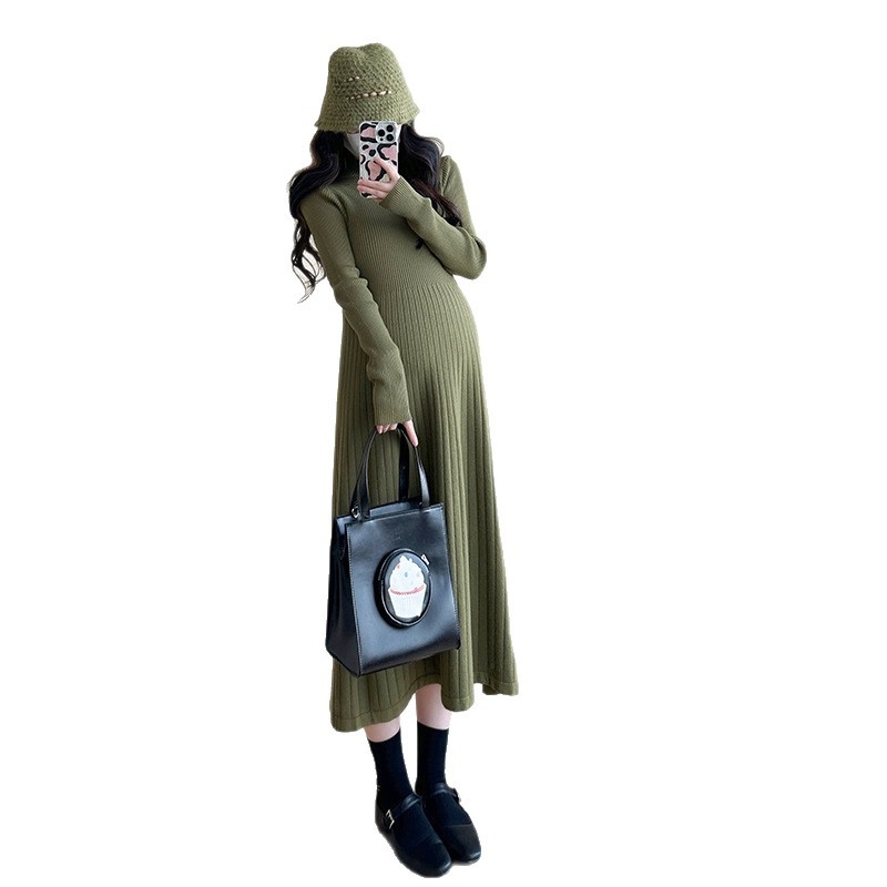 Rasedatele mõeldud sügis-talvine kootud kleit poole kõrgema kaelaga ja pikkade varrukatega