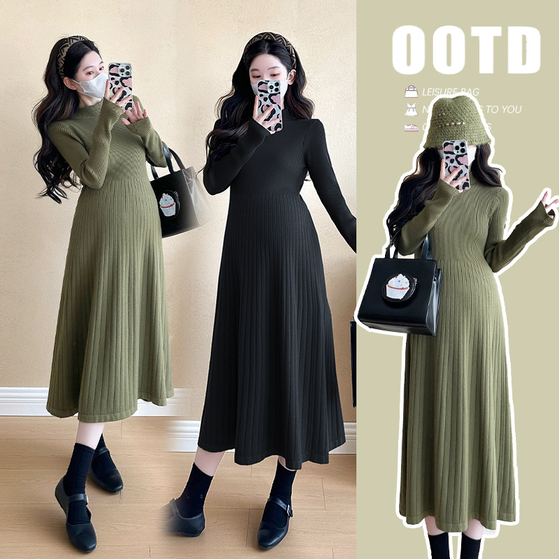 Rasedatele mõeldud sügis-talvine kootud kleit poole kõrgema kaelaga ja pikkade varrukatega