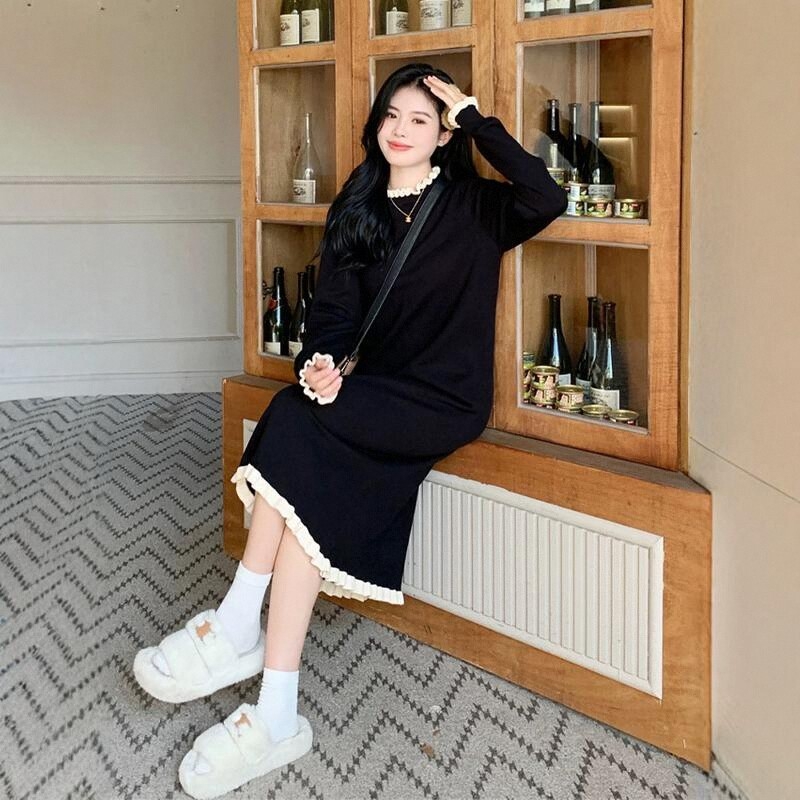 Põimitud imetamise kleit poole kõrge kaelusega, pikkade varrukatega, ühtlane värv, ebakorraparase midi seelikuga – sügis 2024