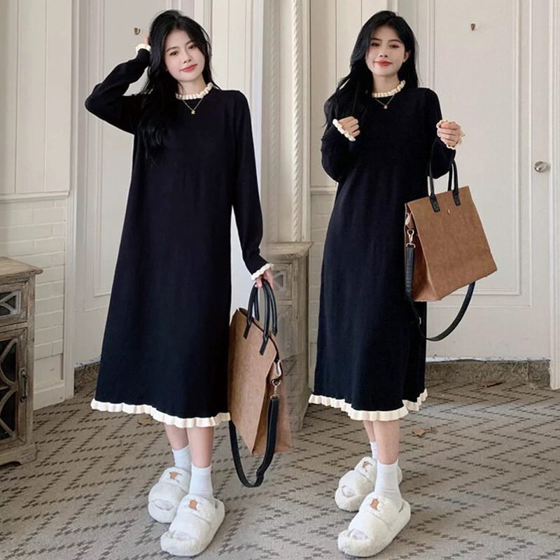 Põimitud imetamise kleit poole kõrge kaelusega, pikkade varrukatega, ühtlane värv, ebakorraparase midi seelikuga – sügis 2024