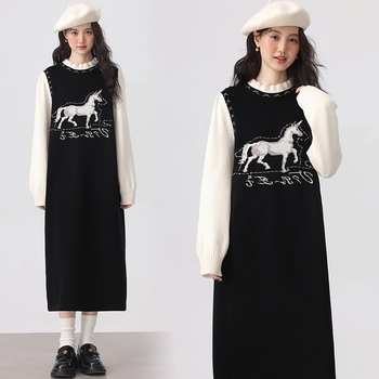 Imetamis kleit kootud materjalist, stand-up krae, pikad varrukad, merineitsi siluett, looma muster