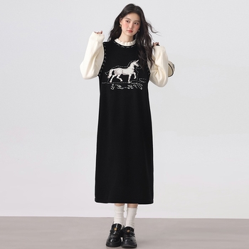 Imetamis kleit kootud materjalist, stand-up krae, pikad varrukad, merineitsi siluett, looma muster