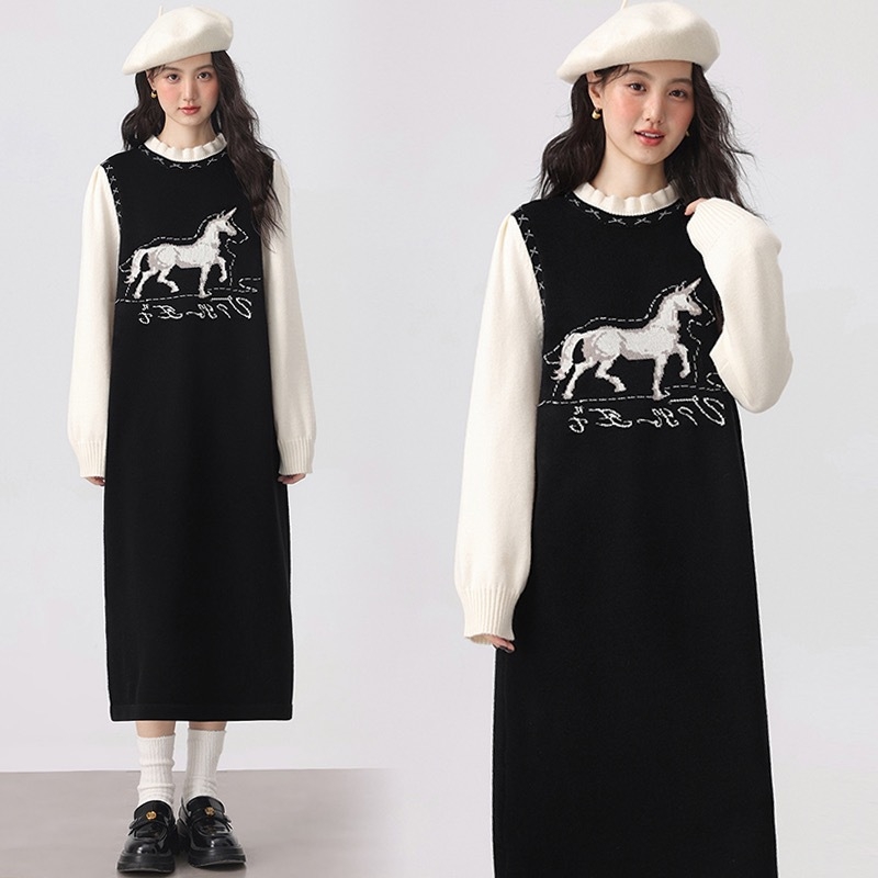 Imetamis kleit kootud materjalist, stand-up krae, pikad varrukad, merineitsi siluett, looma muster