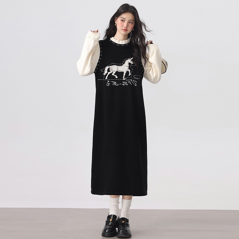 Imetamis kleit kootud materjalist, stand-up krae, pikad varrukad, merineitsi siluett, looma muster