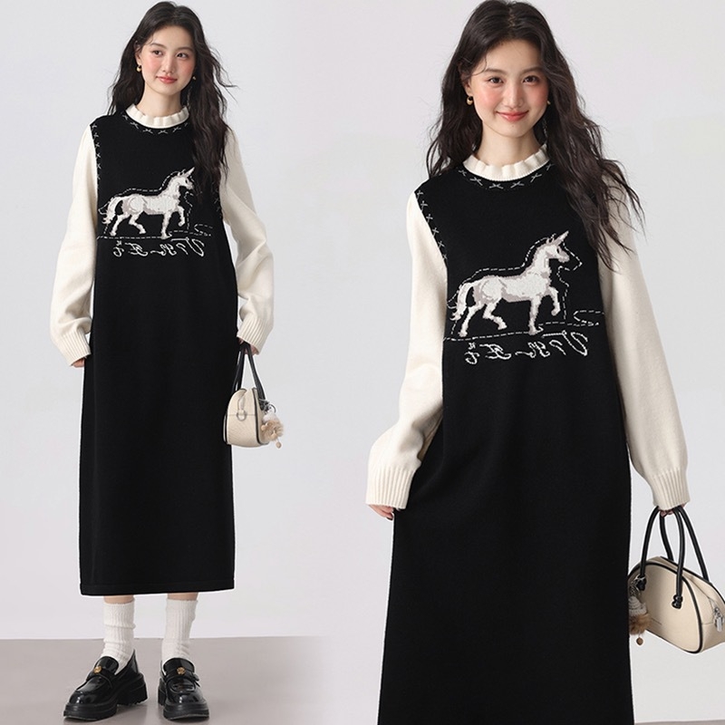 Imetamis kleit kootud materjalist, stand-up krae, pikad varrukad, merineitsi siluett, looma muster