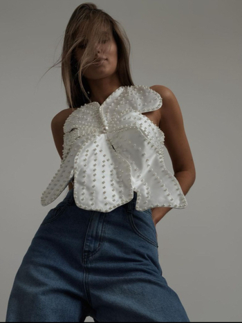 Õlarihmadeta top, avatud selg, nööriga kinnituv, helmeste lillekujundus, polüesterkangas