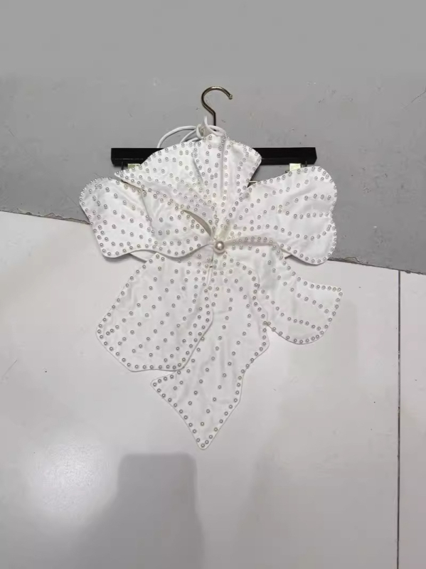 Õlarihmadeta top, avatud selg, nööriga kinnituv, helmeste lillekujundus, polüesterkangas