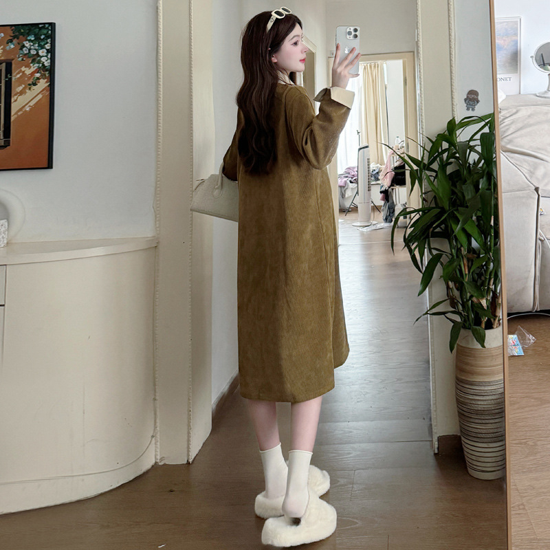 Rasedate kleit tehis-kaksos dizainiga, vaba lõige, särk-kaelusega, pikad varrukad, midi pikkus, ühtlane värv, street fashionista stiil, kõrge temperatuuriga vormimine