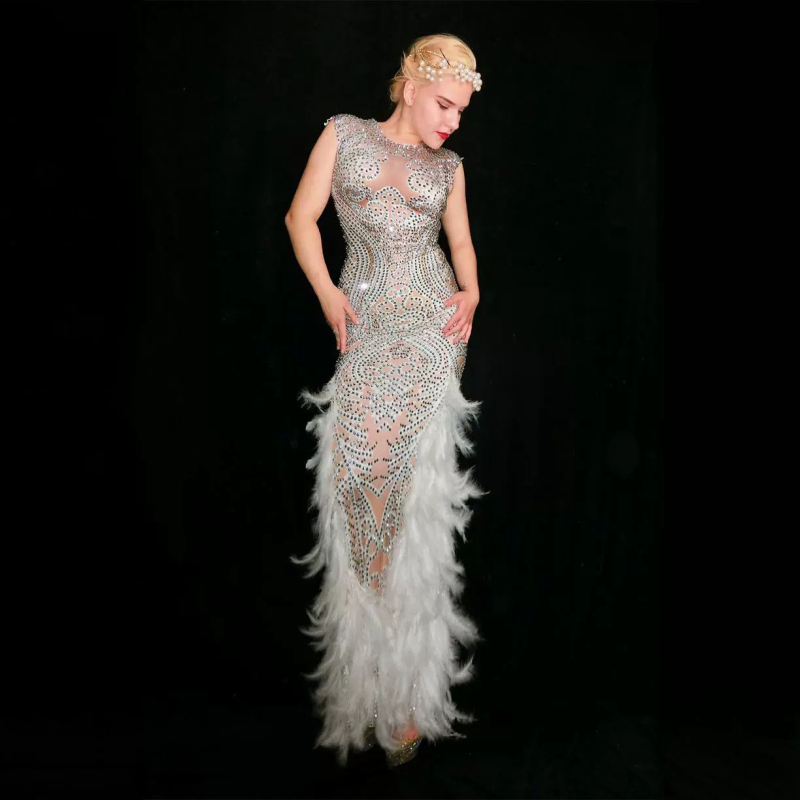 Lavastuse kleit kitsas talje, pikkade käistega, sulgedega, pikk seelik, võrkpolüesterkangas