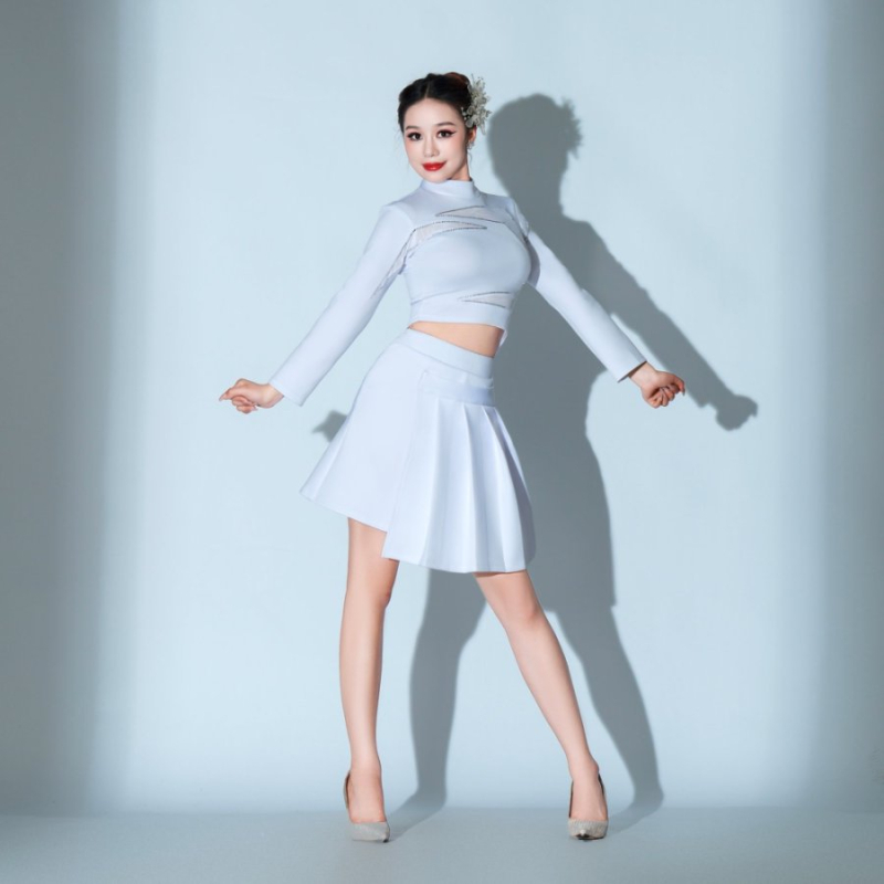 Tantsuetenduste komplekt naiserühmale – polüesterkangas, 30–50% polüesteri sisaldus, talv 2025, lavakostüüm