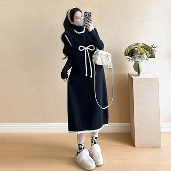 Rasedatele mõeldud kudumiskostüüm koos midi-seeliku ja paelaga vestiga – sügis-talv 2025, pikkade varrukatega, viskoos 30–50%