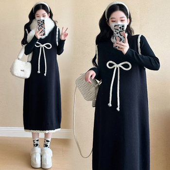 Rasedatele mõeldud kudumiskostüüm koos midi-seeliku ja paelaga vestiga – sügis-talv 2025, pikkade varrukatega, viskoos 30–50%