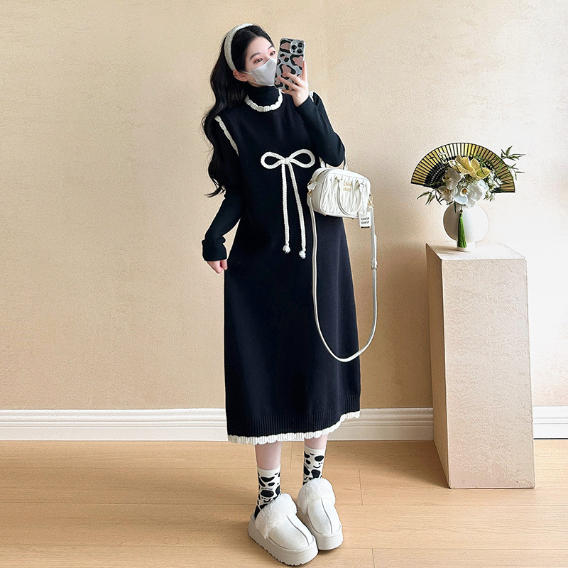 Rasedatele mõeldud kudumiskostüüm koos midi-seeliku ja paelaga vestiga – sügis-talv 2025, pikkade varrukatega, viskoos 30–50%