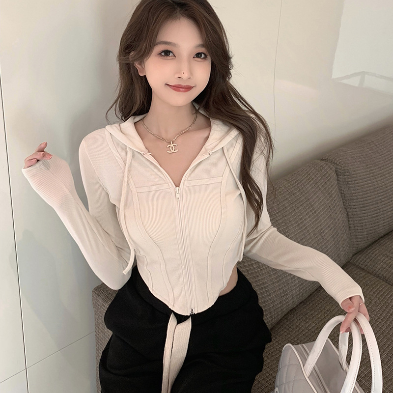 Top polo kaelusega, ilma varrukateta, polüesterkiududest, džässidisain ja tüdrukute bänd stiil (suvi 2025)