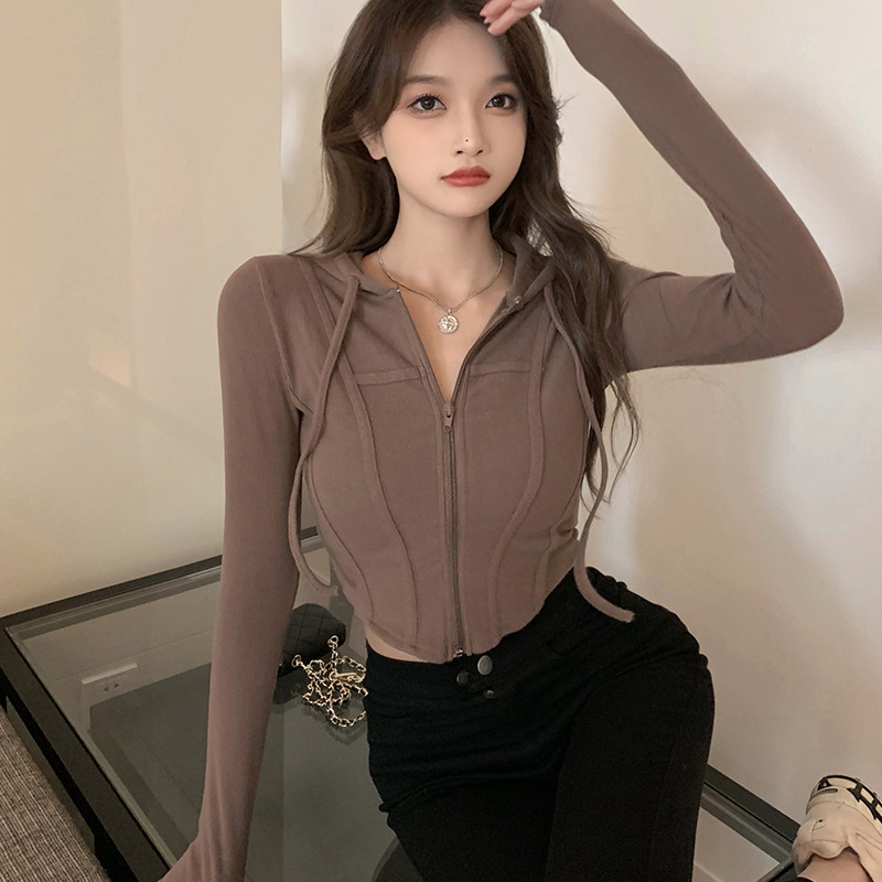 Top polo kaelusega, ilma varrukateta, polüesterkiududest, džässidisain ja tüdrukute bänd stiil (suvi 2025)