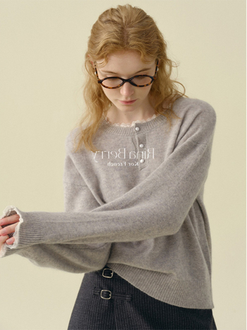 Női kapucnis csipkés kötött pulóver francia stílusban, gyapjú-kasmir keverék elasztánnal, kerek nyakú, hosszú ujjú, betűs mintázat, normál hosszúságú, ősz 2025