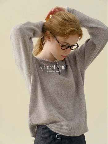 Női kapucnis csipkés kötött pulóver francia stílusban, gyapjú-kasmir keverék elasztánnal, kerek nyakú, hosszú ujjú, betűs mintázat, normál hosszúságú, ősz 2025