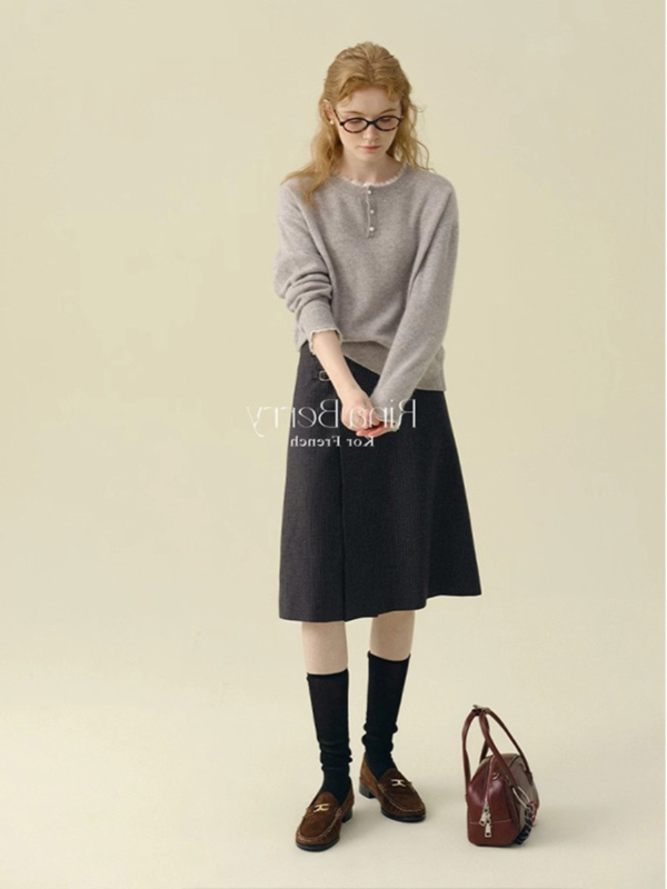 Női kapucnis csipkés kötött pulóver francia stílusban, gyapjú-kasmir keverék elasztánnal, kerek nyakú, hosszú ujjú, betűs mintázat, normál hosszúságú, ősz 2025