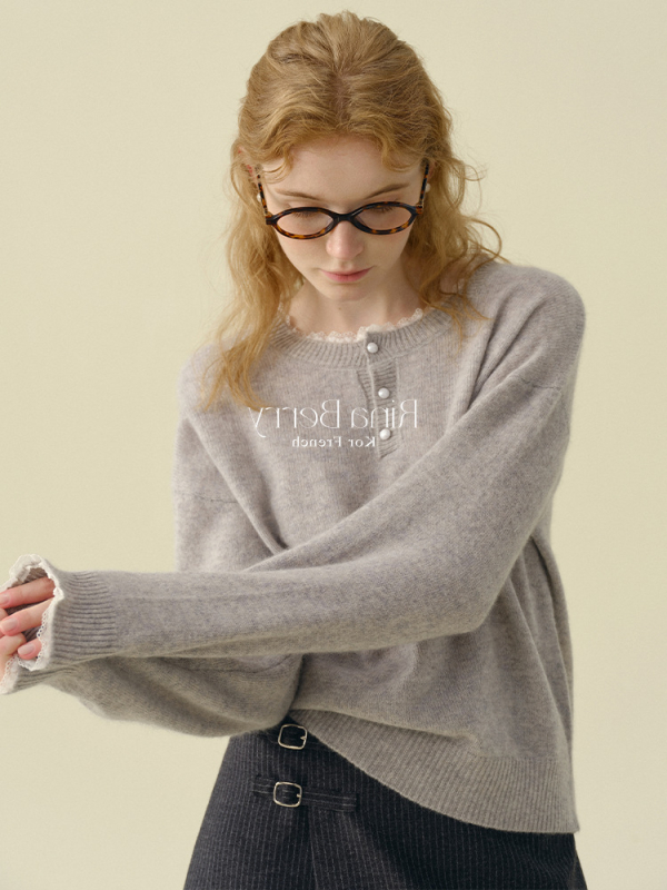 Női kapucnis csipkés kötött pulóver francia stílusban, gyapjú-kasmir keverék elasztánnal, kerek nyakú, hosszú ujjú, betűs mintázat, normál hosszúságú, ősz 2025