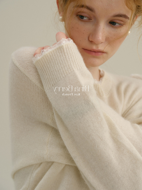 Női kapucnis csipkés kötött pulóver francia stílusban, gyapjú-kasmir keverék elasztánnal, kerek nyakú, hosszú ujjú, betűs mintázat, normál hosszúságú, ősz 2025