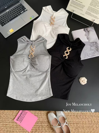 Naiste halterneck-kootud top; sale lõik; lühike pikkus ≤40 cm; puuvillast-elastaani segu.