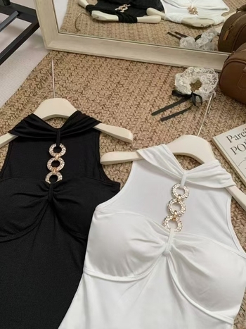 Naiste halterneck-kootud top; sale lõik; lühike pikkus ≤40 cm; puuvillast-elastaani segu.