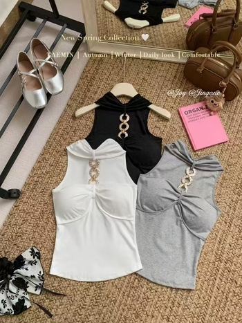 Naiste halterneck-kootud top; sale lõik; lühike pikkus ≤40 cm; puuvillast-elastaani segu.