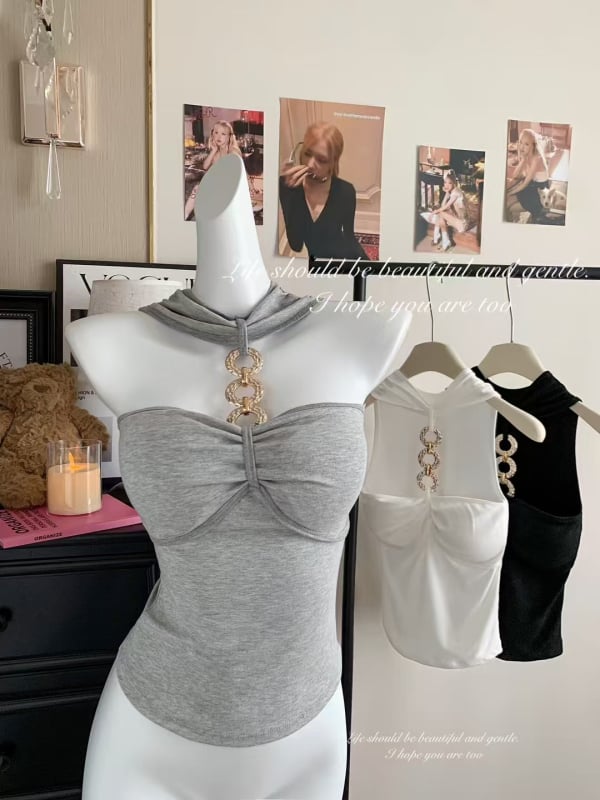 Naiste halterneck-kootud top; sale lõik; lühike pikkus ≤40 cm; puuvillast-elastaani segu.