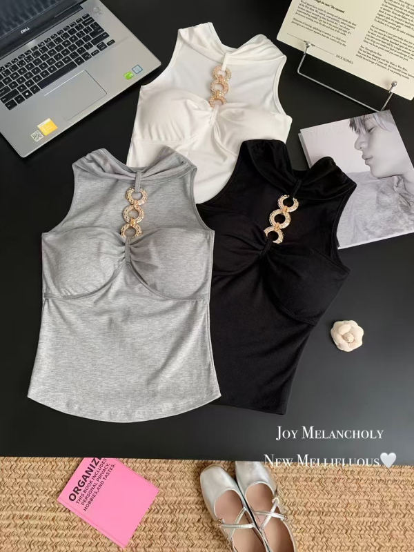 Naiste halterneck-kootud top; sale lõik; lühike pikkus ≤40 cm; puuvillast-elastaani segu.