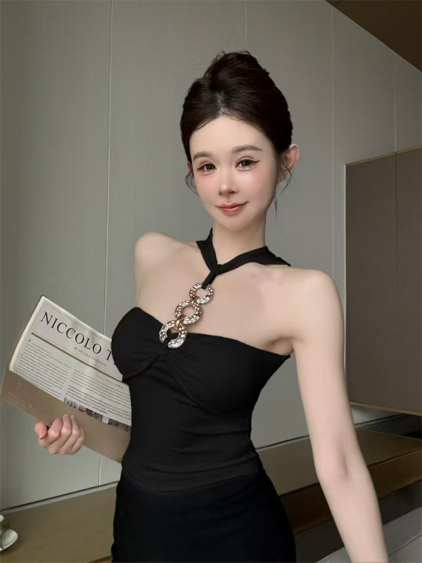 Naiste halterneck-kootud top; sale lõik; lühike pikkus ≤40 cm; puuvillast-elastaani segu.