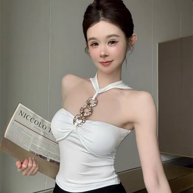 Naiste halterneck-kootud top; sale lõik; lühike pikkus ≤40 cm; puuvillast-elastaani segu.