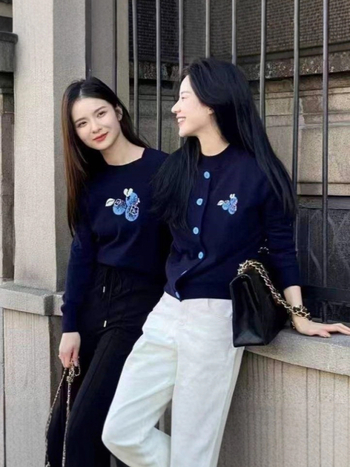 Sveter s výšivkou a kapucňou, vlnená pletenina, okrúhly výstrih, dlhé rukávy