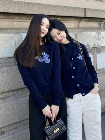 Sveter s výšivkou a kapucňou, vlnená pletenina, okrúhly výstrih, dlhé rukávy