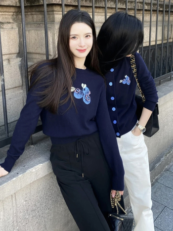 Sveter s výšivkou a kapucňou, vlnená pletenina, okrúhly výstrih, dlhé rukávy