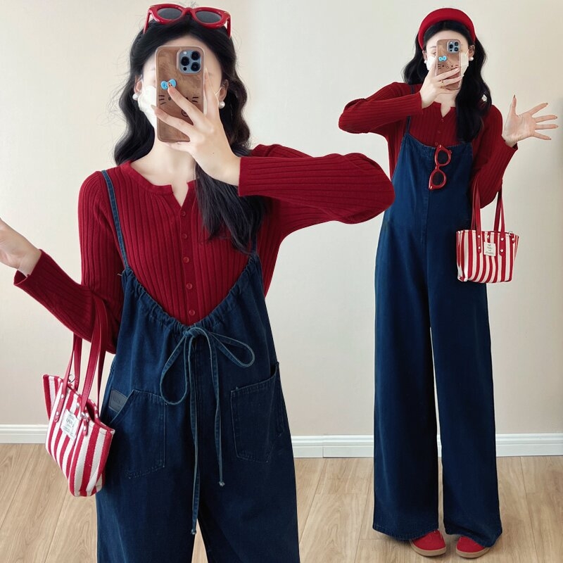 Trudnički denim set s bretele, dvostrukim nošenjem i pletenim kardiganom topom