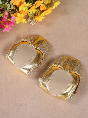 Tanečné topánky – ľahké, odolné voči opotrebeniu, s pevnou priliehavosťou; podrážka z kože; na všetky ročné obdobia