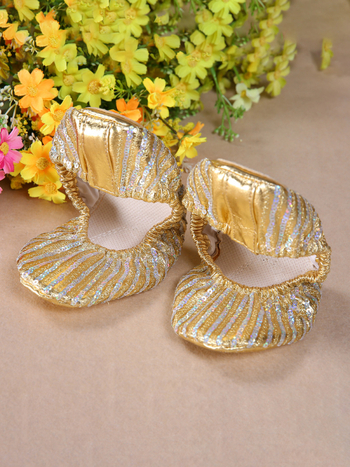 Tanečné topánky – ľahké, odolné voči opotrebeniu, s pevnou priliehavosťou; podrážka z kože; na všetky ročné obdobia