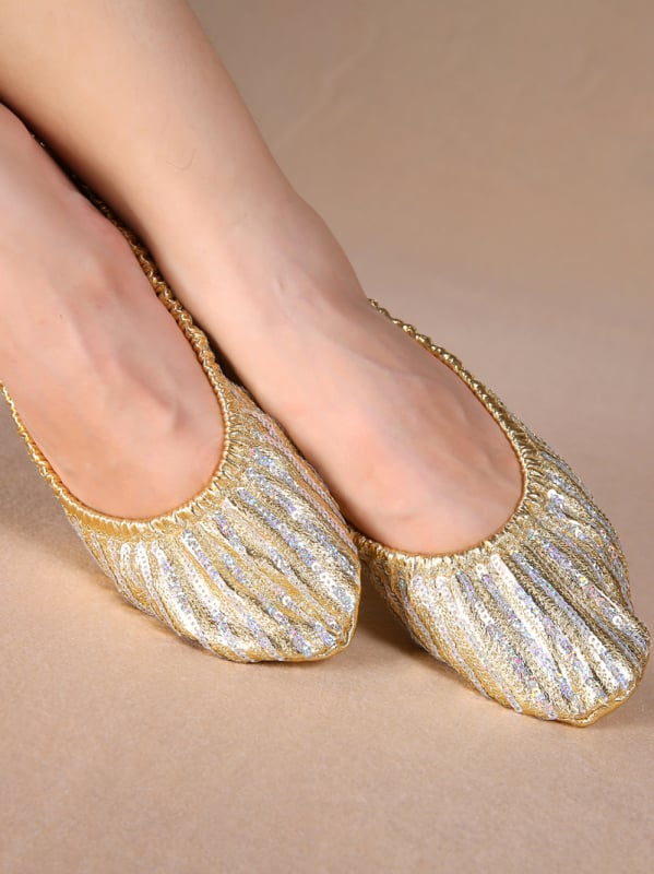 Tanečné topánky – ľahké, odolné voči opotrebeniu, s pevnou priliehavosťou; podrážka z kože; na všetky ročné obdobia