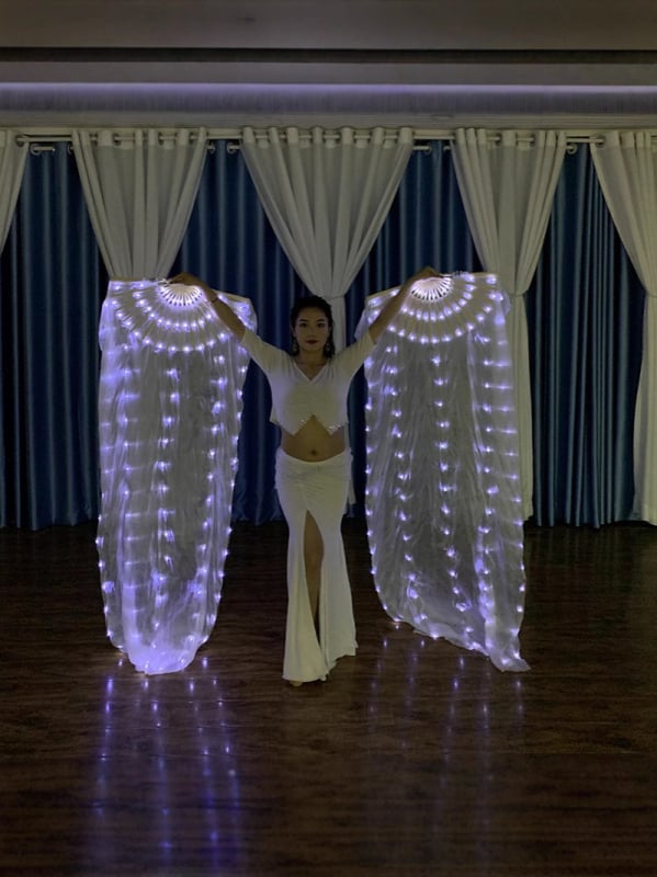 Novi kostim trbušnog plesa s dodacima i svijetlećim fanom, bijela s gradijentom za orijentalni ples u baru – elegantan