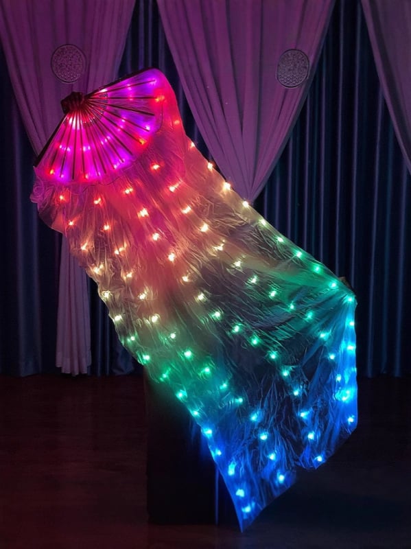 LED osvetlený hodvábny fan s dúhovým vodným efektom – rekvizita pre belly dance, látka: hodváb a elastan (hodváb 80–90%, elastan 80–90%)