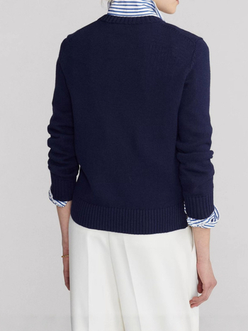 Dámska mikina s kapucňou a výšivkou medveďa, štíhla silueta, dlhé rukávy, vysoký golier.